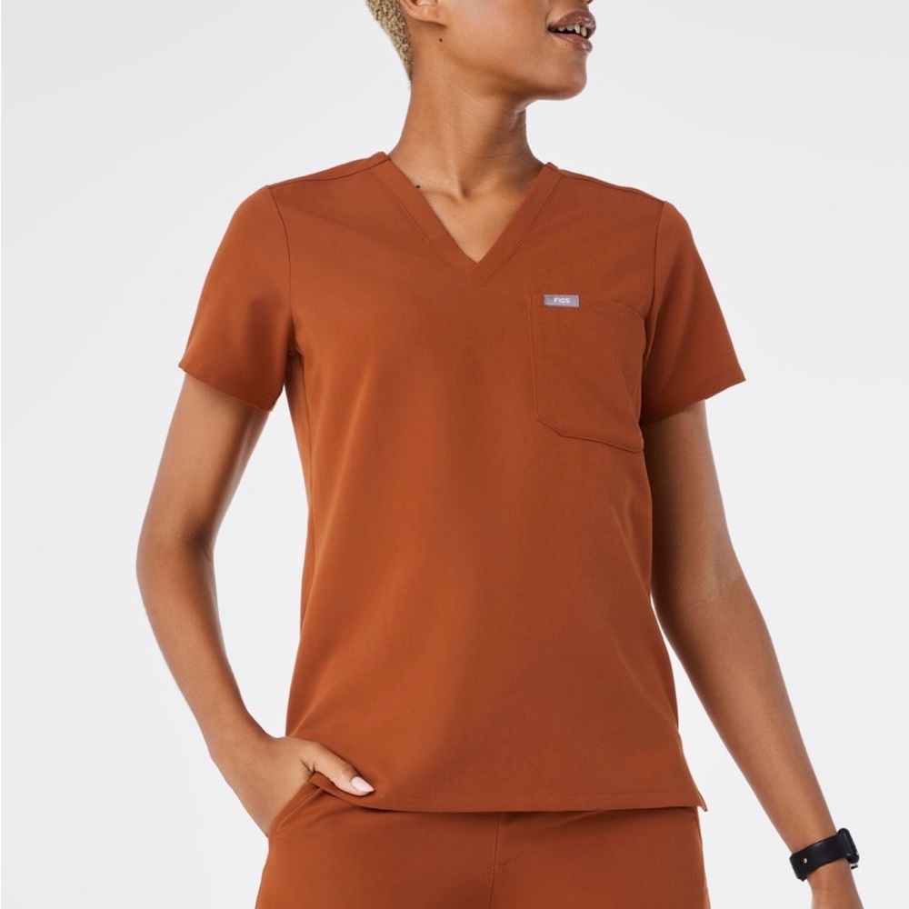 Figs Women's Catarina One Pocket Scrub Top in Dirty Chai